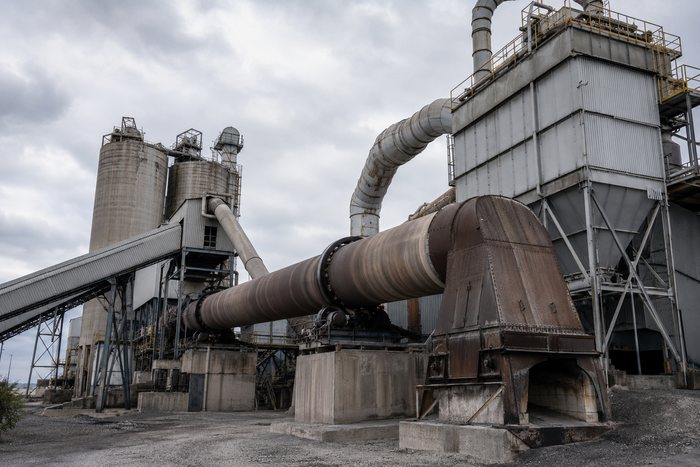 Horno rotatorio calcinador con campana de descarga, silos de preparación y filtro de mangas.